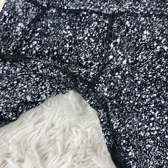 Lululemon Outrun 17" Crop Splatter White Black / Black - Picture 3 of 9